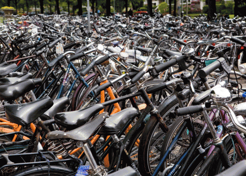 駅前に留められた自転車の数・・・。自分の自転車を探し出すのも大変。