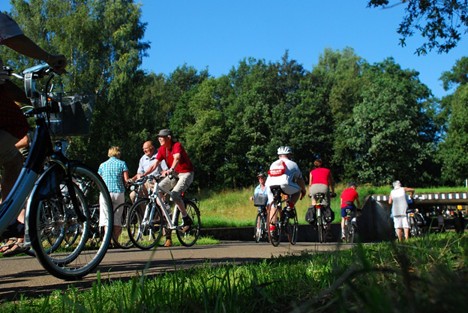 現地人と一緒に自転車を駆るのも楽しい。