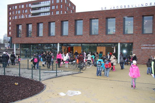 親たちにとっては、送迎は日課だ。