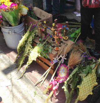 器用に編み込まれた棕櫚の葉。