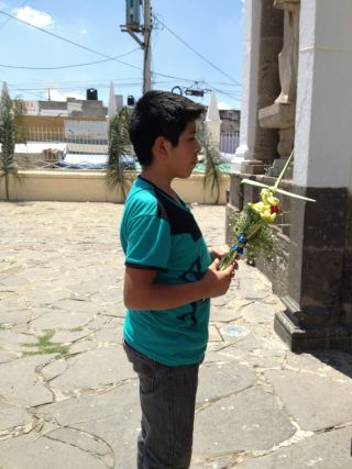 教会で棕櫚の葉を祝福してもらいます。