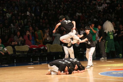 決勝前に行なわれた泰山高中テコンドー部の試割り
