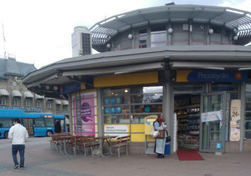 これも最近見かけるようになった「雑誌売りティッガレ」ちなみにこの雑誌の売値は75クローナ（約1100円）だそうです。もちろん買いませんが、ずいぶん高いと感じるものです。