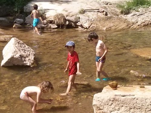 パランシア川での川遊びは子どもが喜ぶこと間違いなし！川の水は冷たいため暑い日は長居をしてしまいがちだが強い日射に注意！