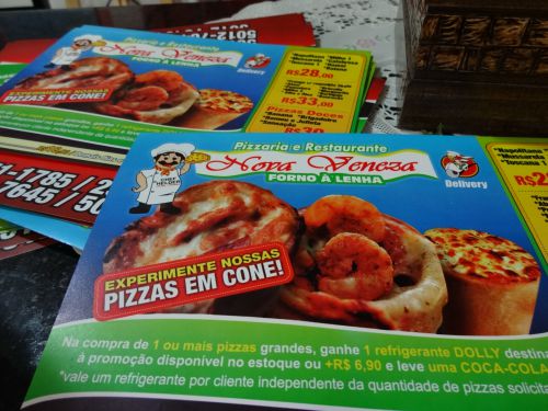 コーン型ピザを宣伝するピザ屋の広告