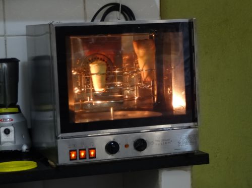 電気オーブンで焼かれるコーン型ピザ