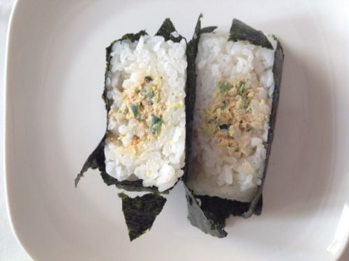 「ピリ辛きゅうりとクリームチーズ」という具が気になり、買ってみました。クリームチーズと唐辛子が意外に合います。