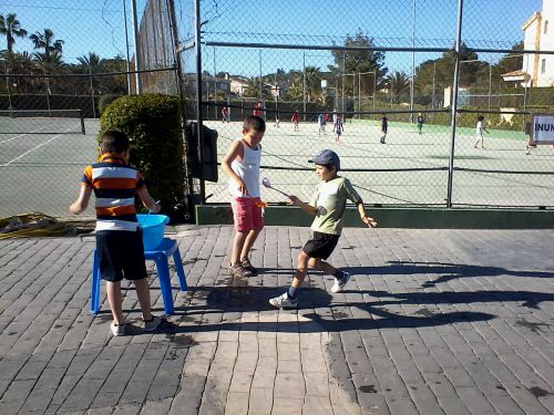 スプーンに卵をのせて走るのは見たことがありますが水は初めて。子どもたち水をこぼさないようにとかなり集中していました！