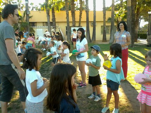 大きな水風船が割れると水しぶきがかなり飛ぶのです…隣の水風船が割れてとばっちりを受けることも！でも暑いから水しぶきが気持ちがいい〜