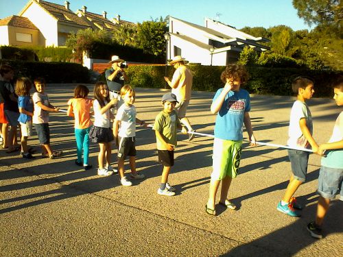 綱引きまで！日本の運動会と違うのは地面がコンクリートなこと！とはいえ地域の会場は狭いので致し方なく…