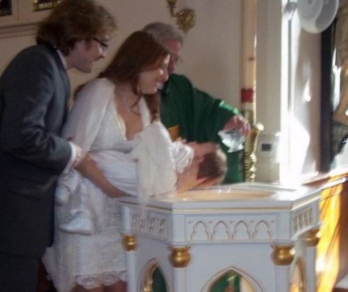 水を額に注ぐのが洗礼