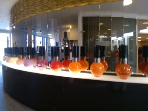 数年前に設立された隣接ホテルのスパ、ネイルカラーのモチーフにした飾り物、もちろん地元のガラス製です。