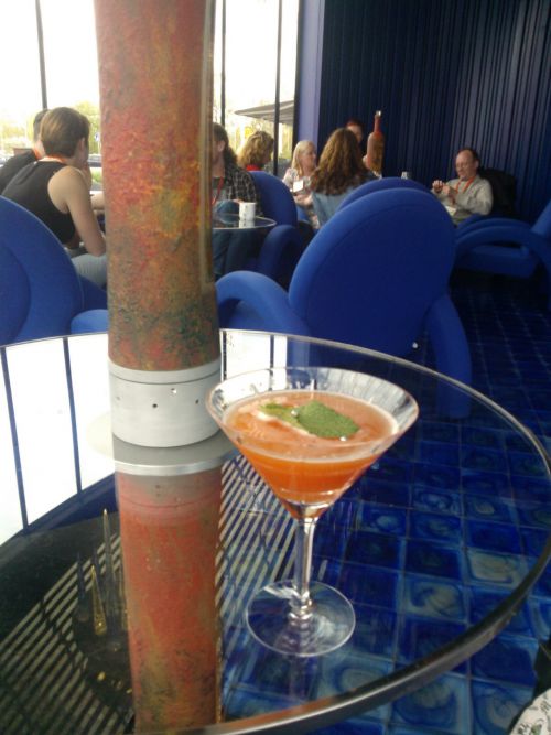 同ホテル併設のバーでは、提供されるドリンクの容器も、もちろん地元のガラス製