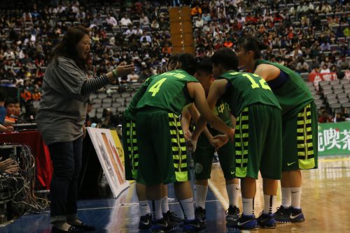 試合中、選手に檄を飛ばす李台英HC(一番左)