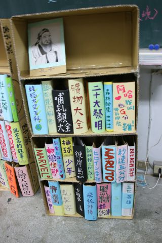 舞台に設置予定の本棚