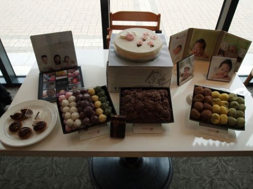 親戚や親しい友人のみでアットホームに開かれた「ドルジャンチ」メインテーブル