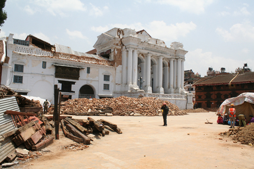 カトマンズダルバール広場には瓦礫の土ぼこりが舞います。