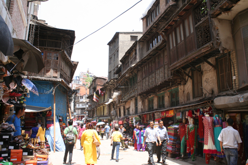 バザールにも人通りが増えてきました。