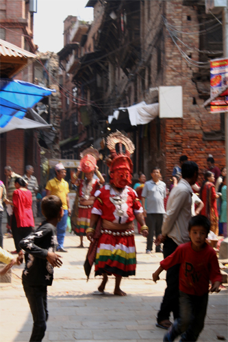 赤い仮面の神様！？