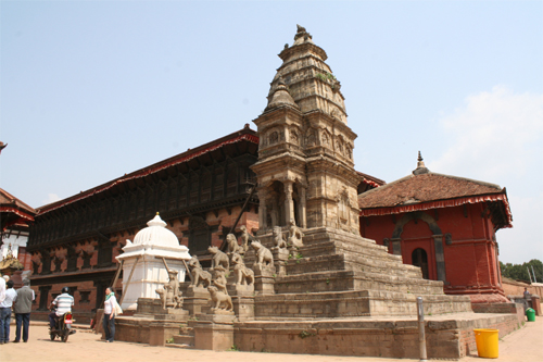 ダルバール広場の55窓の宮殿、石像の動物たちも無事！