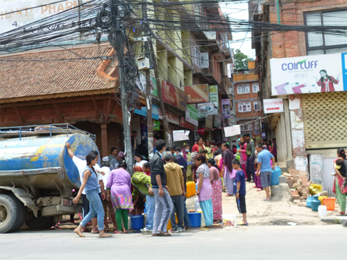 水を求め、給水車に集まる人々
