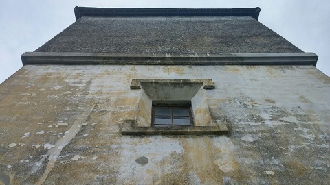 現在残っている鉄道給水塔で唯一四角い形をしています