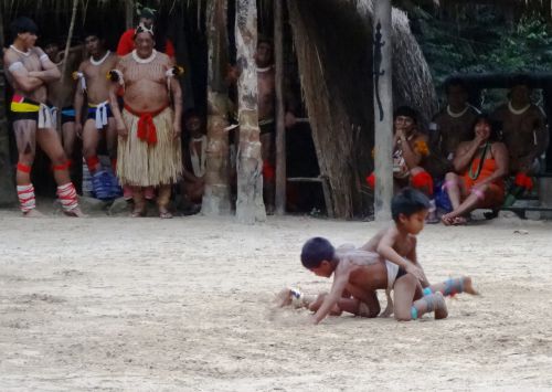 アルト・シングーの先住民の文化でなじみの深い格闘技ウカウカをする子どもたち