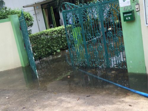 こちらは良くプチ洪水になる幼稚園。この日はもちろん休園