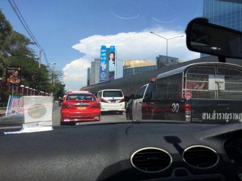 サイドドアーの紋章が見えました　ということはこの車輌…