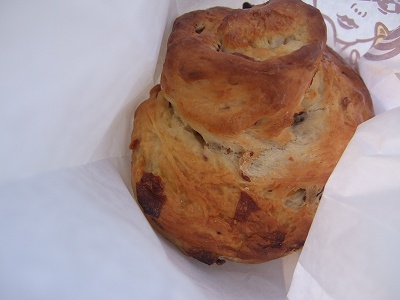 バラの花びら入りのパン（ブリオーシュ）。黄色や赤の花びらがたくさん入っていて、ほんのりバラの香りもしました。