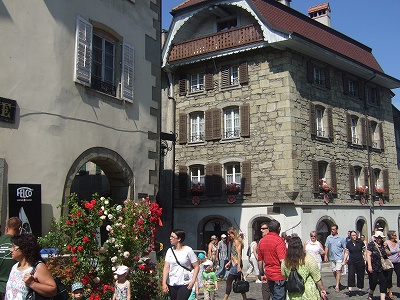 バラの花と古い町並みがとても似合っています。