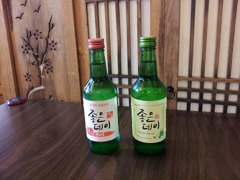 「チョウンデイ」、左がざくろ味１３．９度、右が既存の果汁無し１６．９度タイプ