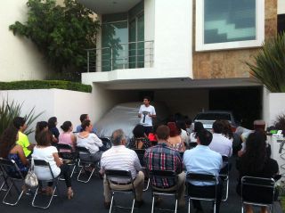 市民の住宅の前での選挙活動