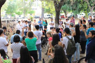 無駄な資金を使わない、公園での集会