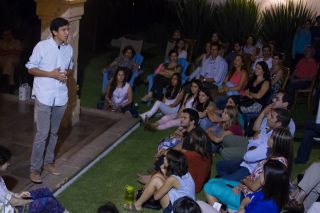 集まった市民一人一人とじっくり対話