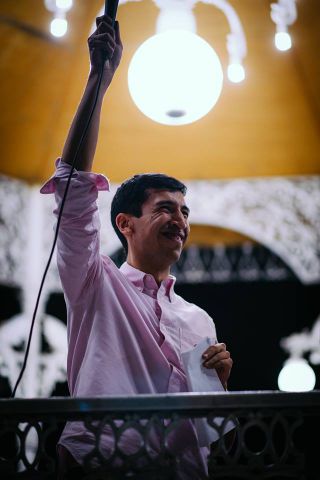 当選の喜びを支援者と分かち合うペドロ・クマモト氏