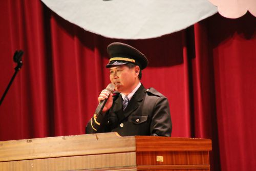 あいさつを行なう李慶宗（リー・チンゾン）校長