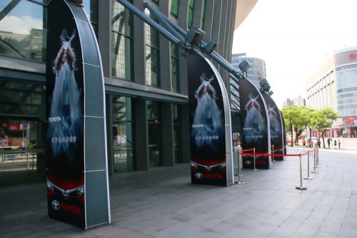 台北アリーナの入口前