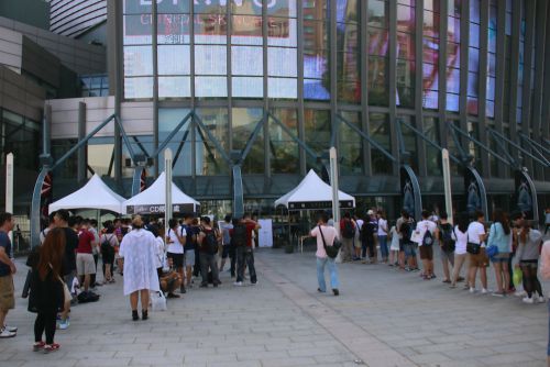 場外にあったCD（左）とグッズ売り場（右）