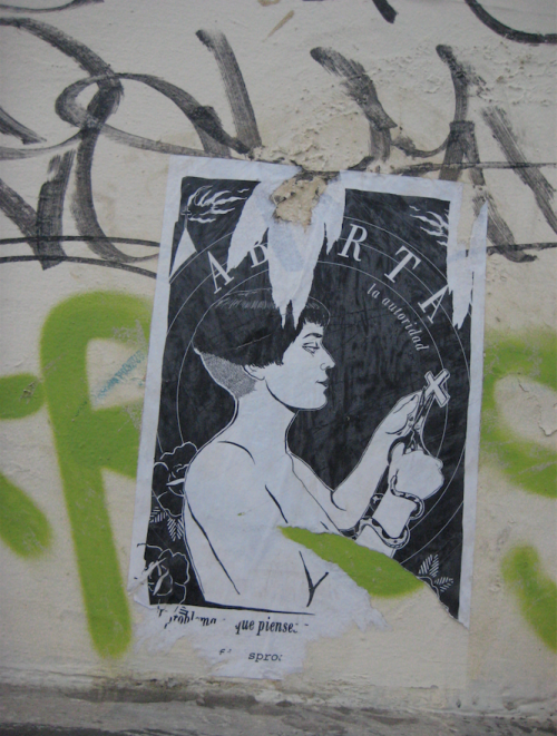 人工妊娠中絶非合法に反対する、カトリック教会のシンボルでもある十字架にハサミを入れる女性