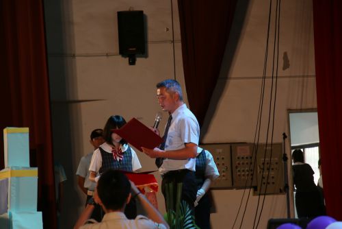 男子生徒の制服を着て、気合を見せる陳棟遠（チェン・ドンユエン）校長