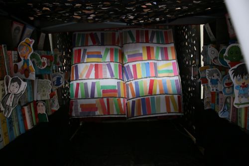 両脇に本がズラリ