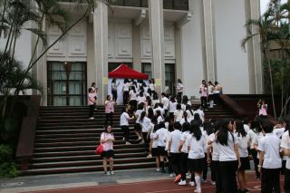 入口前に並ぶ卒業生