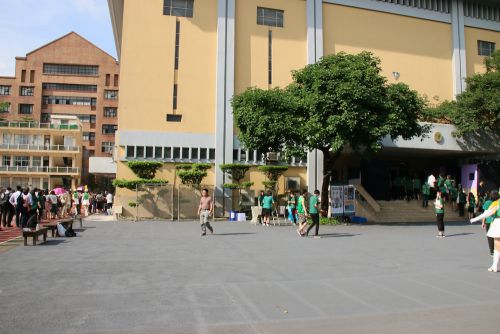 卒業生用の入口（右側）と父兄用の入口（左側）