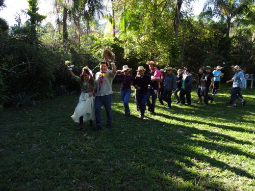 花嫁と花婿に扮した男女を先頭にしてダンスをするフェスタ・ジュニーナ