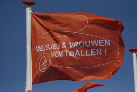 『女子の皆さん、サッカーをやりましょう！』と記された、女子選手を募る旗。