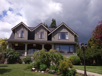 ほとんどの一軒家に芝生の庭があります