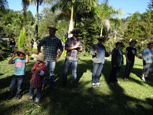 フェスタジュニーナのダンスが始まるのを待つ男性たち