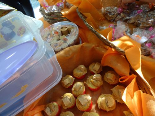 パソッカ（透明のプラスチック容器の中）とパソッカをのせたピーナツケーキ