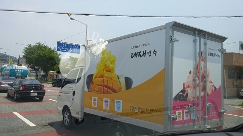 マンゴーかき氷広告トラック、暑い日に見ると食べたくなりますね